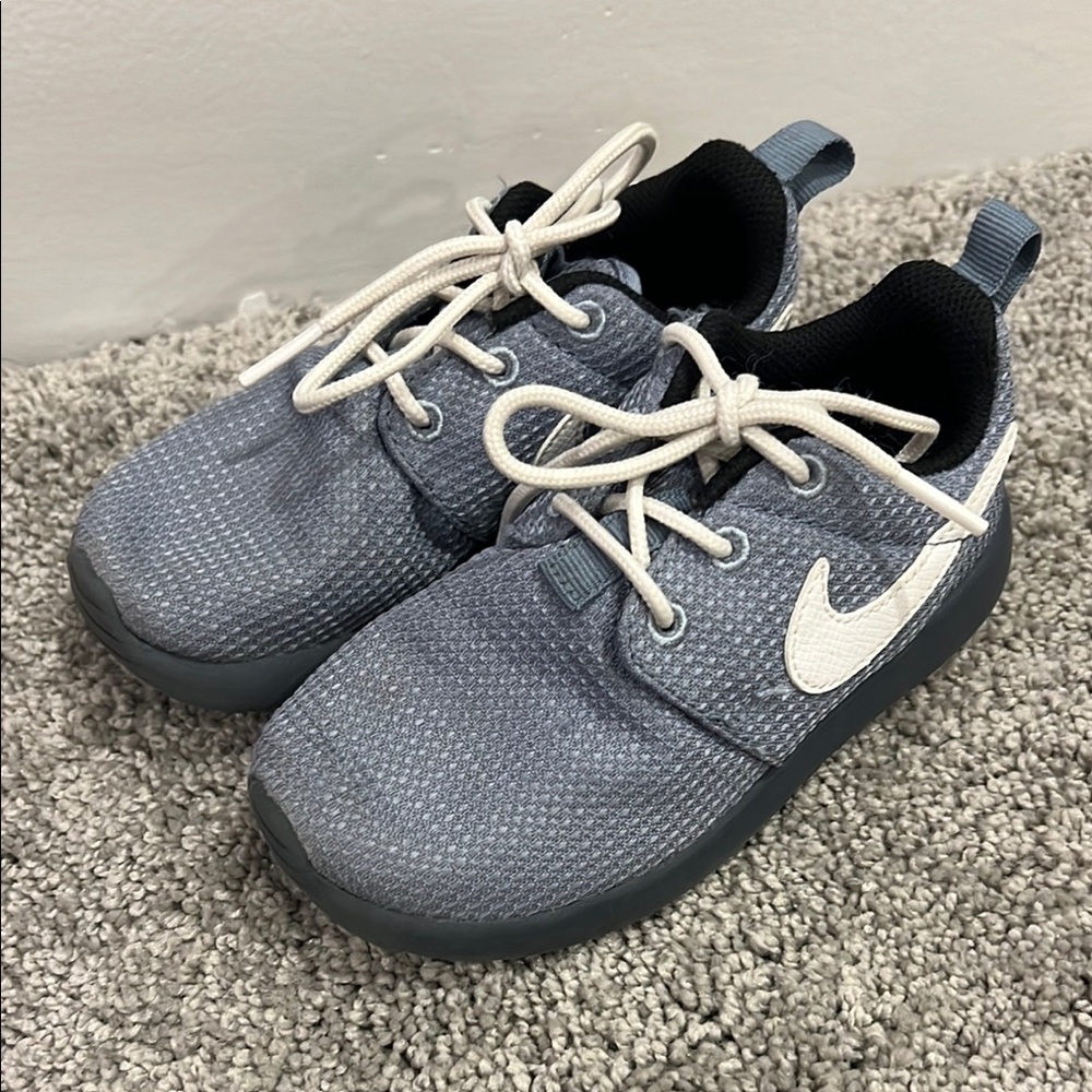 Kids Gray Nike Roshe sneakers size 10C